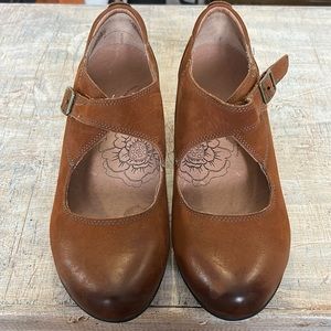 Taos Footwear Tan Mary Jane Heels